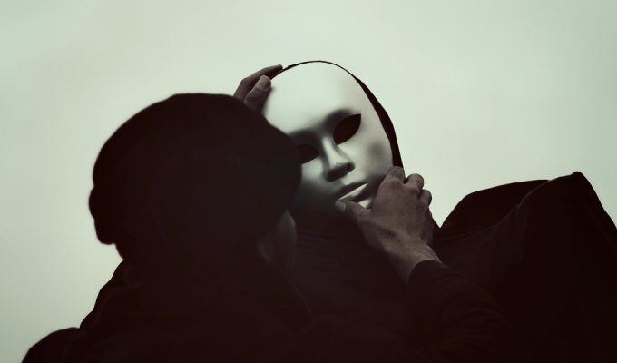 la falsedad de una exclamación