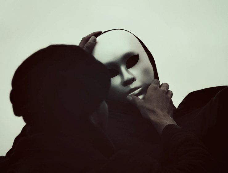 la falsedad de una exclamación