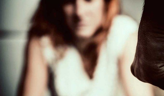 Pegar-a-una-mujer-en-papua-nueva-guinea-las-palmeras-mienten